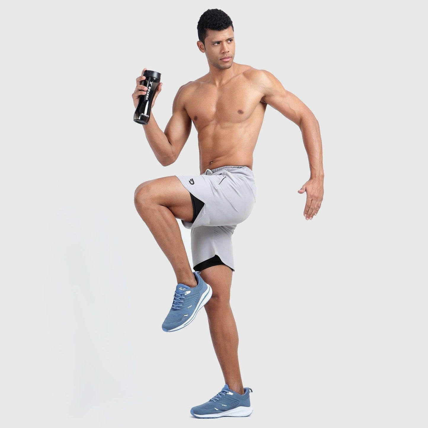 Denmonk's fashionable 2-IN-1 SHORTS light grey shorts for men will boost your level of gym fitness.